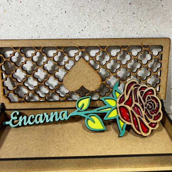 Rosa de madera personalizada con nombre y caja grabada