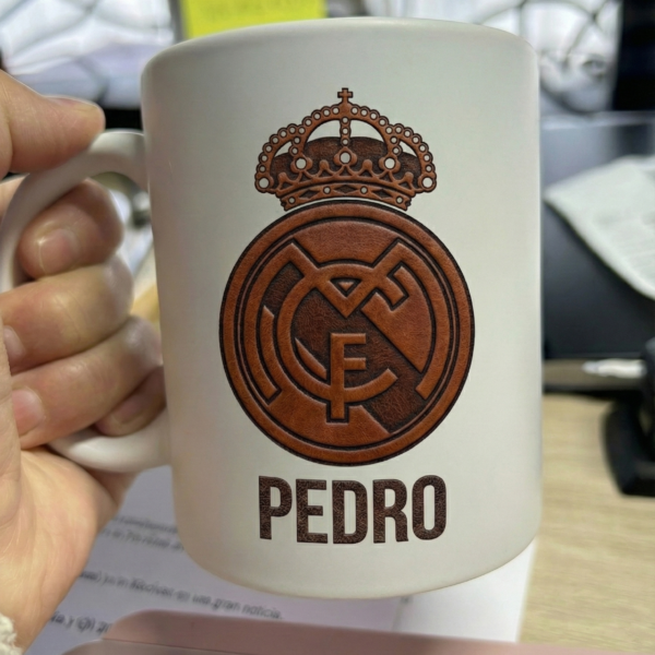 Taza Personalizada Blanca Mate - Escudo Fútbol con Efecto Cuero