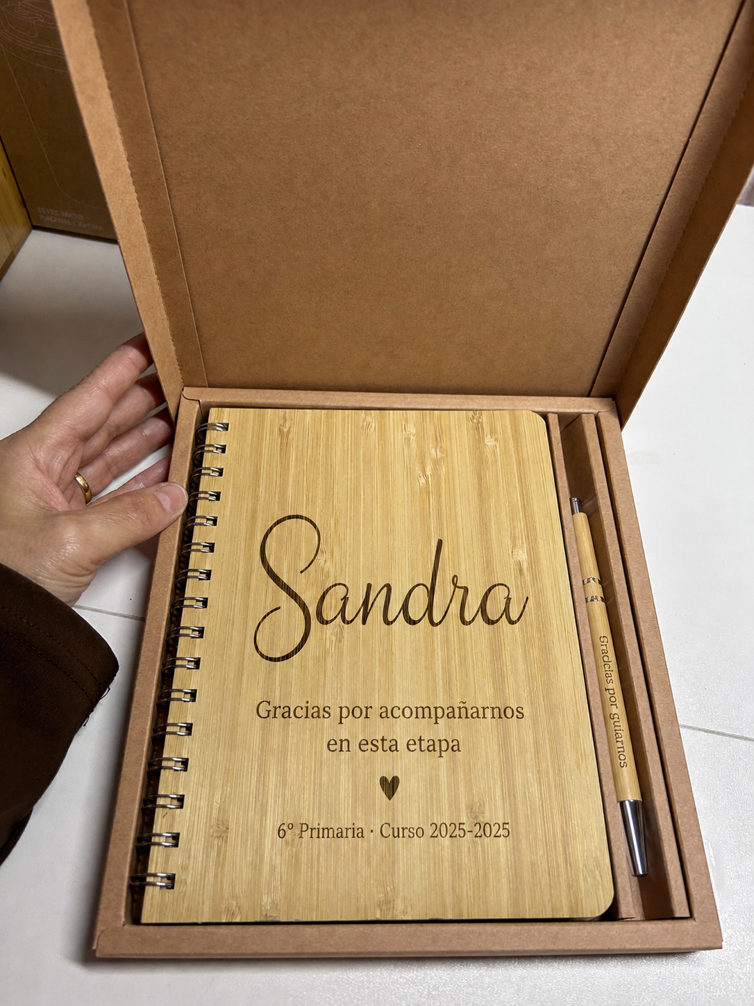 Libreta de bambú grabada con el nombre Sandra y frase de agradecimiento con bolígrafo a juego de Yolascraft.