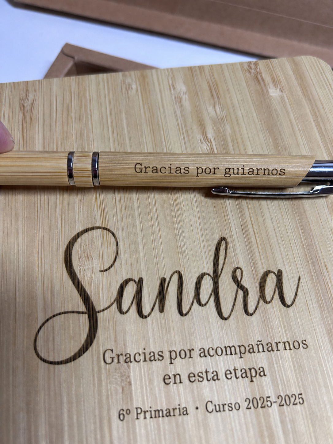 Libreta de bambú grabada con el nombre Sandra y frase de agradecimiento con bolígrafo a juego de Yolascraft.