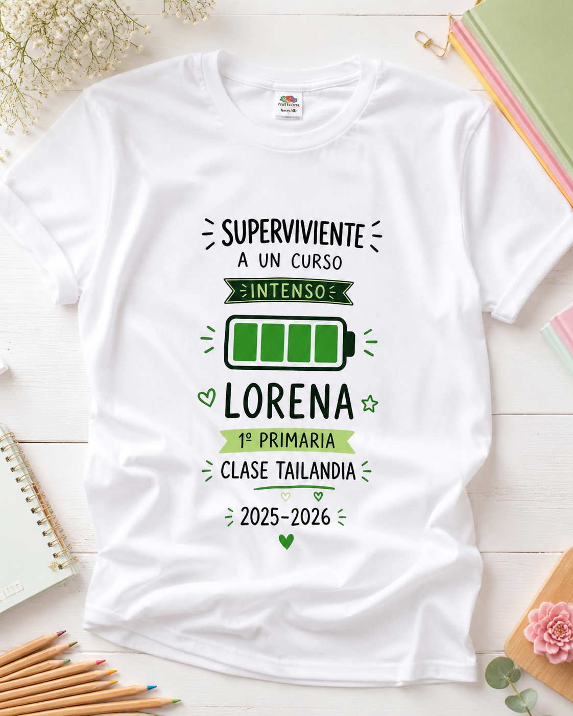 Camiseta blanca personalizada de Yolascraft para profesora 'Lorena' de 1º Primaria Clase Tailandia, curso 2025-2026, con el diseño divertido 'Superviviente a un curso intenso' y gráficos de batería cargada,