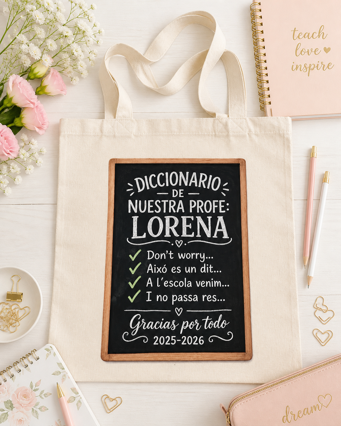 ote bag de algodón personalizada con diseño de pizarra 'Diccionario de nuestra Profe Lorena' y sus frases típicas para regalo de fin de curso 2025-2026 de Yolascraft,