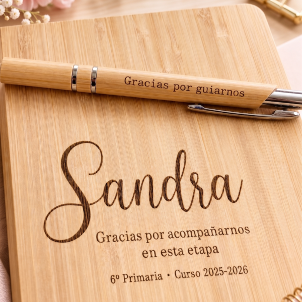 Libreta de bambú grabada con el nombre Sandra y frase de agradecimiento con bolígrafo a juego de Yolascraft.