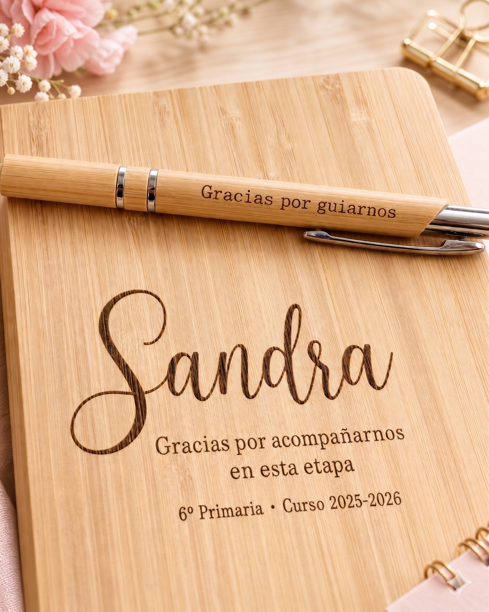 Libreta de bambú grabada con el nombre Sandra y frase de agradecimiento con bolígrafo a juego de Yolascraft.