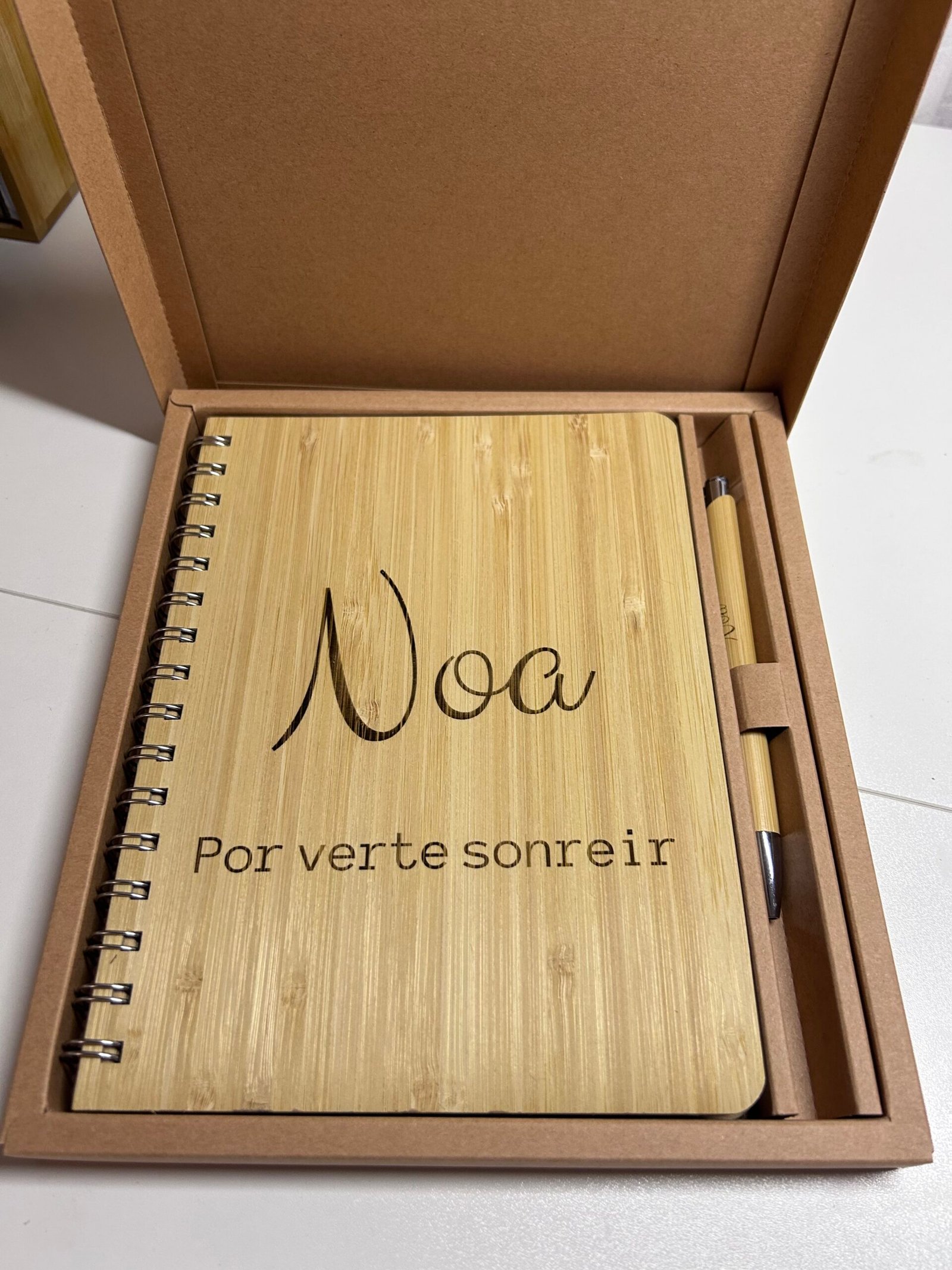 Libreta de bambú grabada con el nombre Sandra y frase de agradecimiento con bolígrafo a juego de Yolascraft.