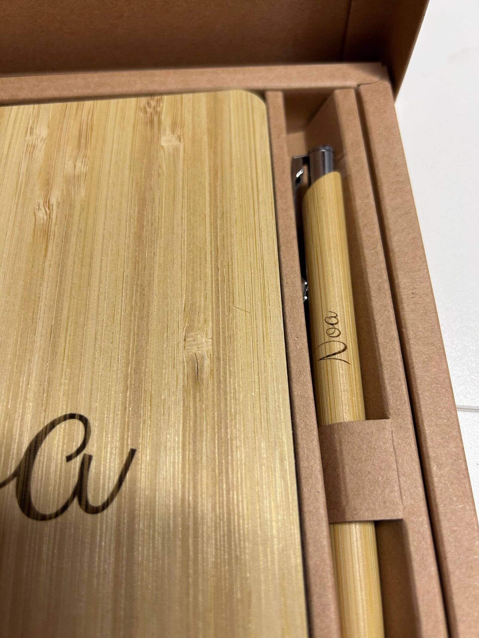 Libreta de bambú grabada con el nombre Sandra y frase de agradecimiento con bolígrafo a juego de Yolascraft.