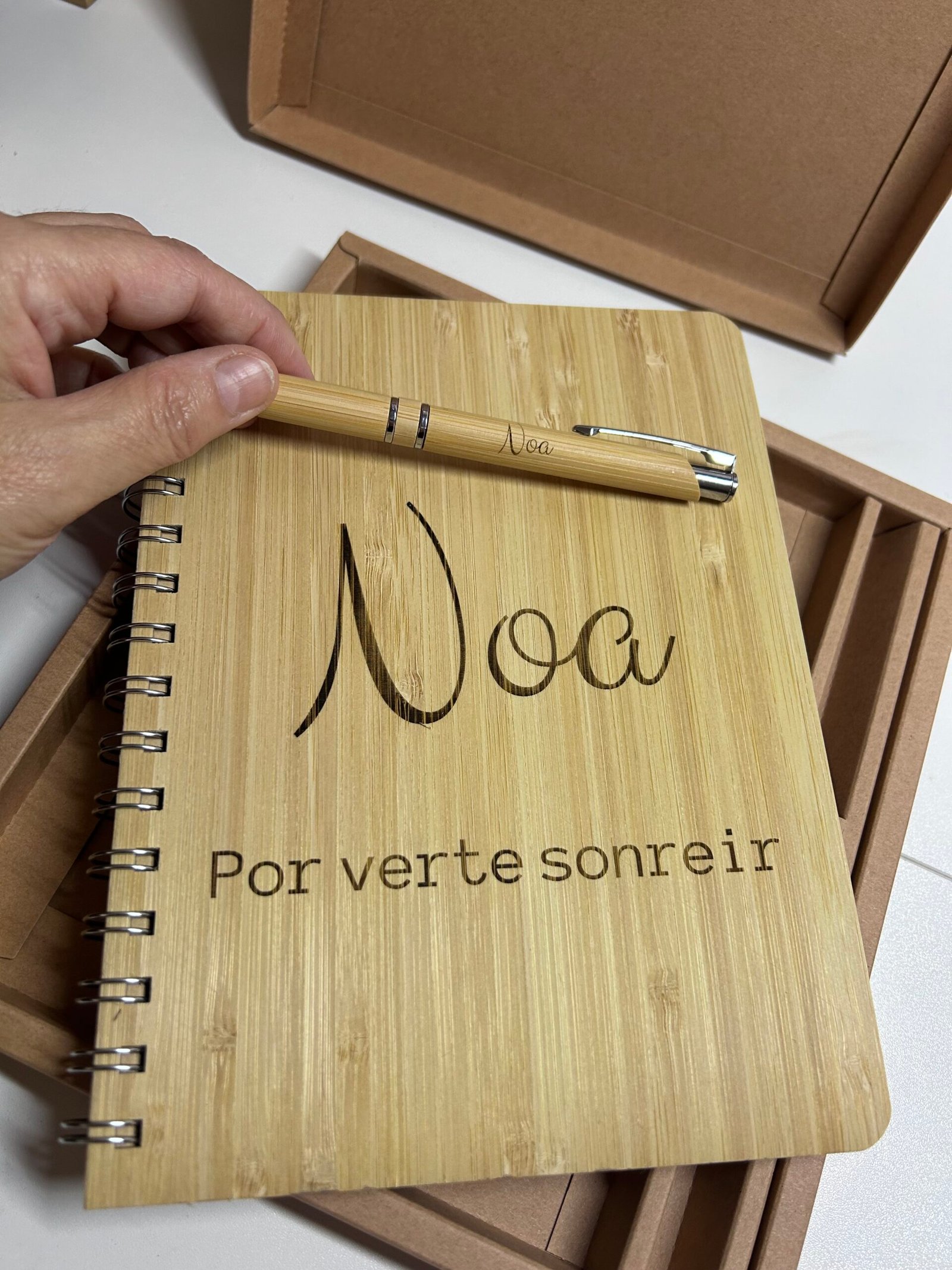 Libreta de bambú grabada con el nombre Sandra y frase de agradecimiento con bolígrafo a juego de Yolascraft.