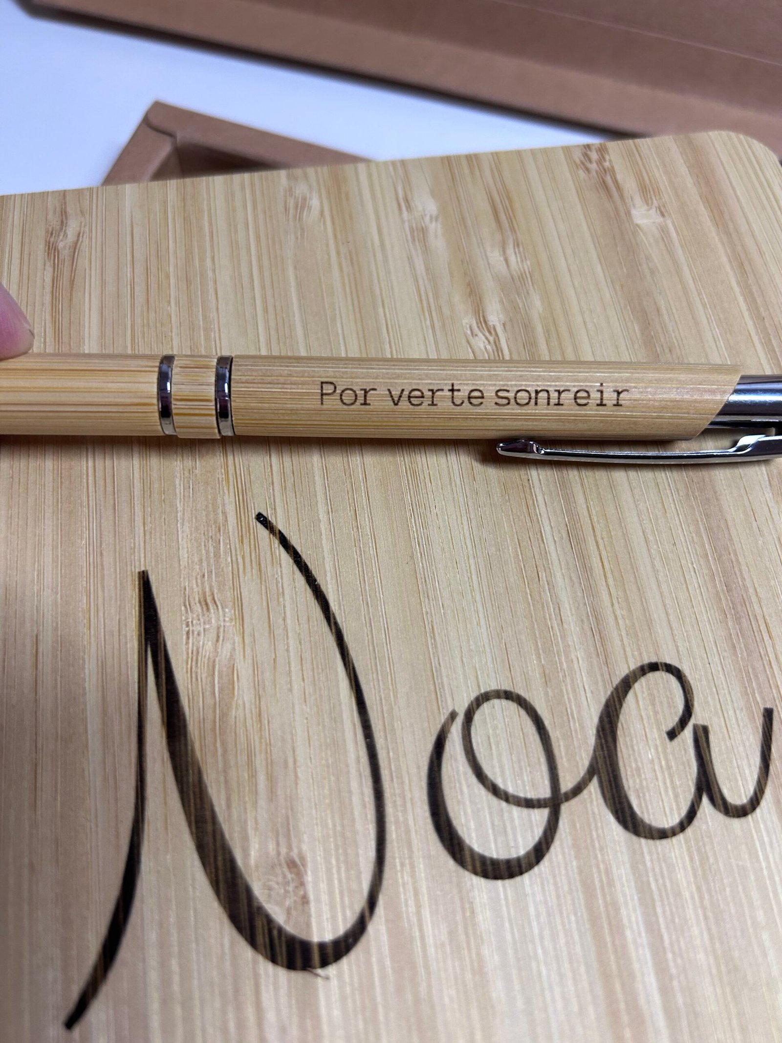 Libreta de bambú grabada con el nombre Sandra y frase de agradecimiento con bolígrafo a juego de Yolascraft.