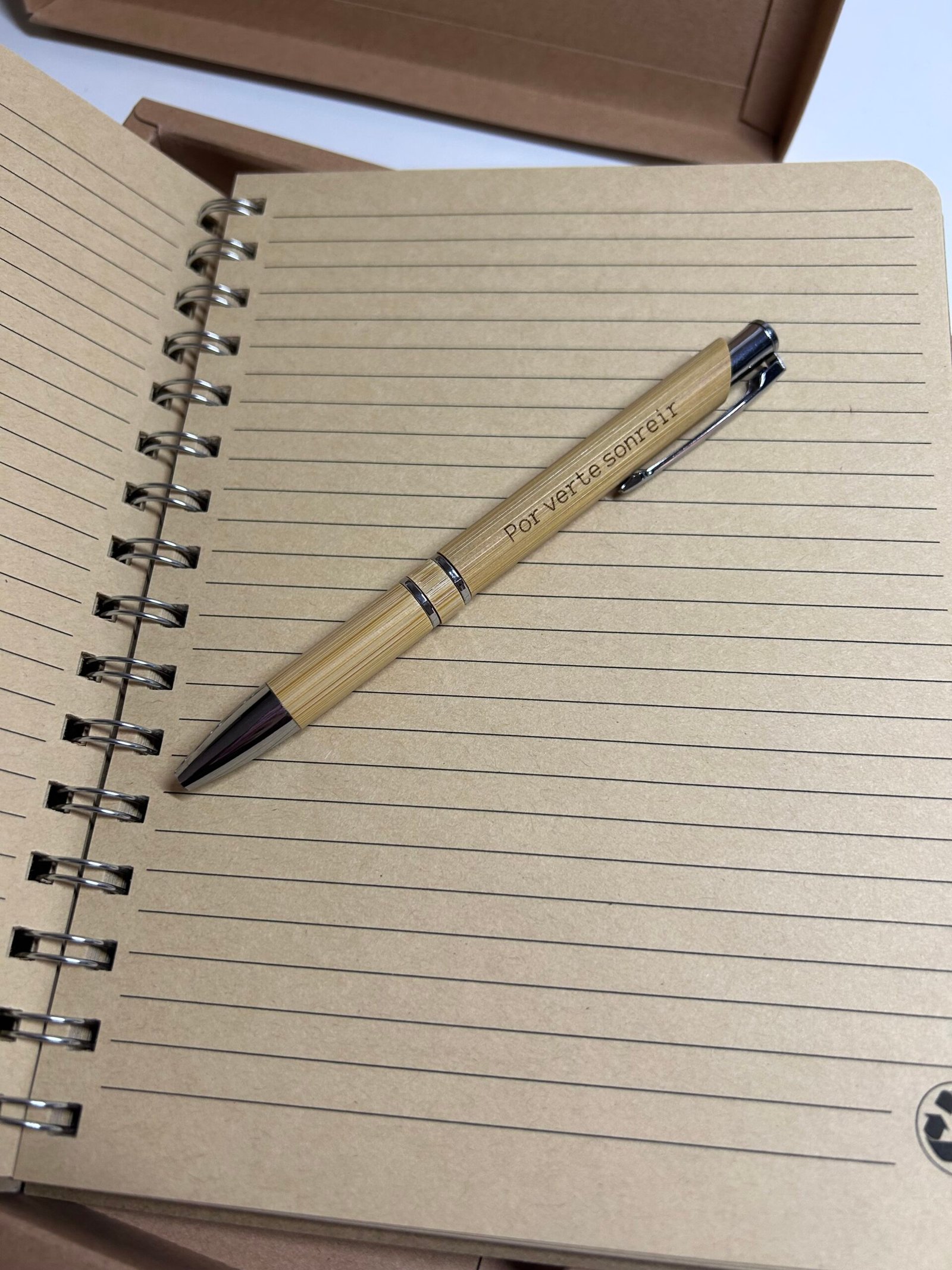 Libreta de bambú grabada con el nombre Sandra y frase de agradecimiento con bolígrafo a juego de Yolascraft.