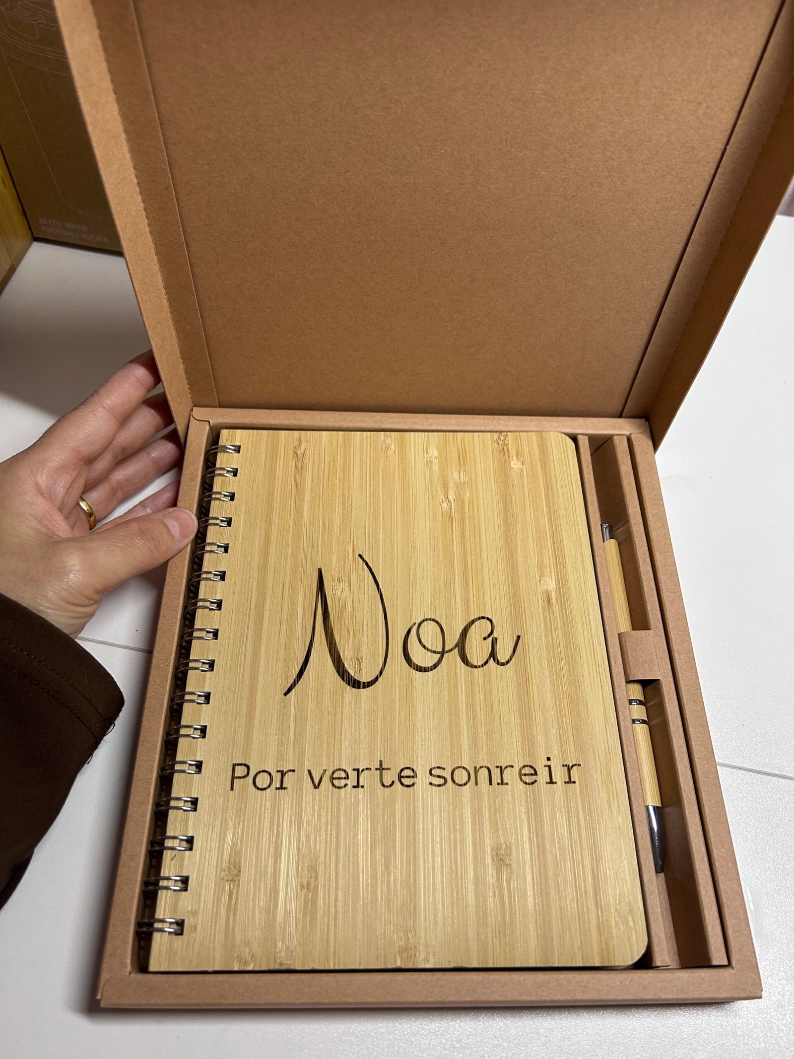Libreta de bambú grabada con el nombre Sandra y frase de agradecimiento con bolígrafo a juego de Yolascraft.