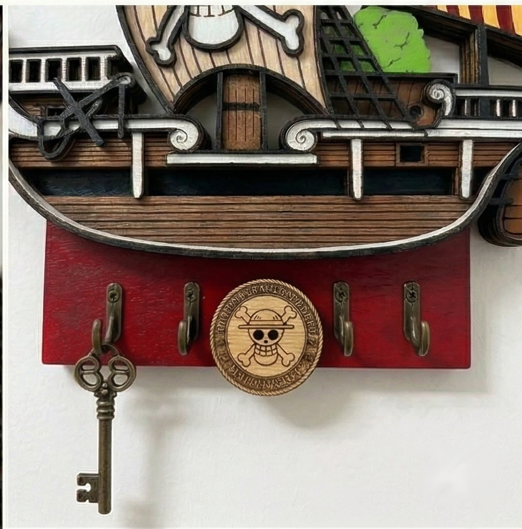 Placa de madera grabada con láser con el texto "STRAW HAT PIRATE GRAND FLEET LUFFY'S CREW" y el Jolly Roger, parte inferior del colgador de llaves de One Piece.