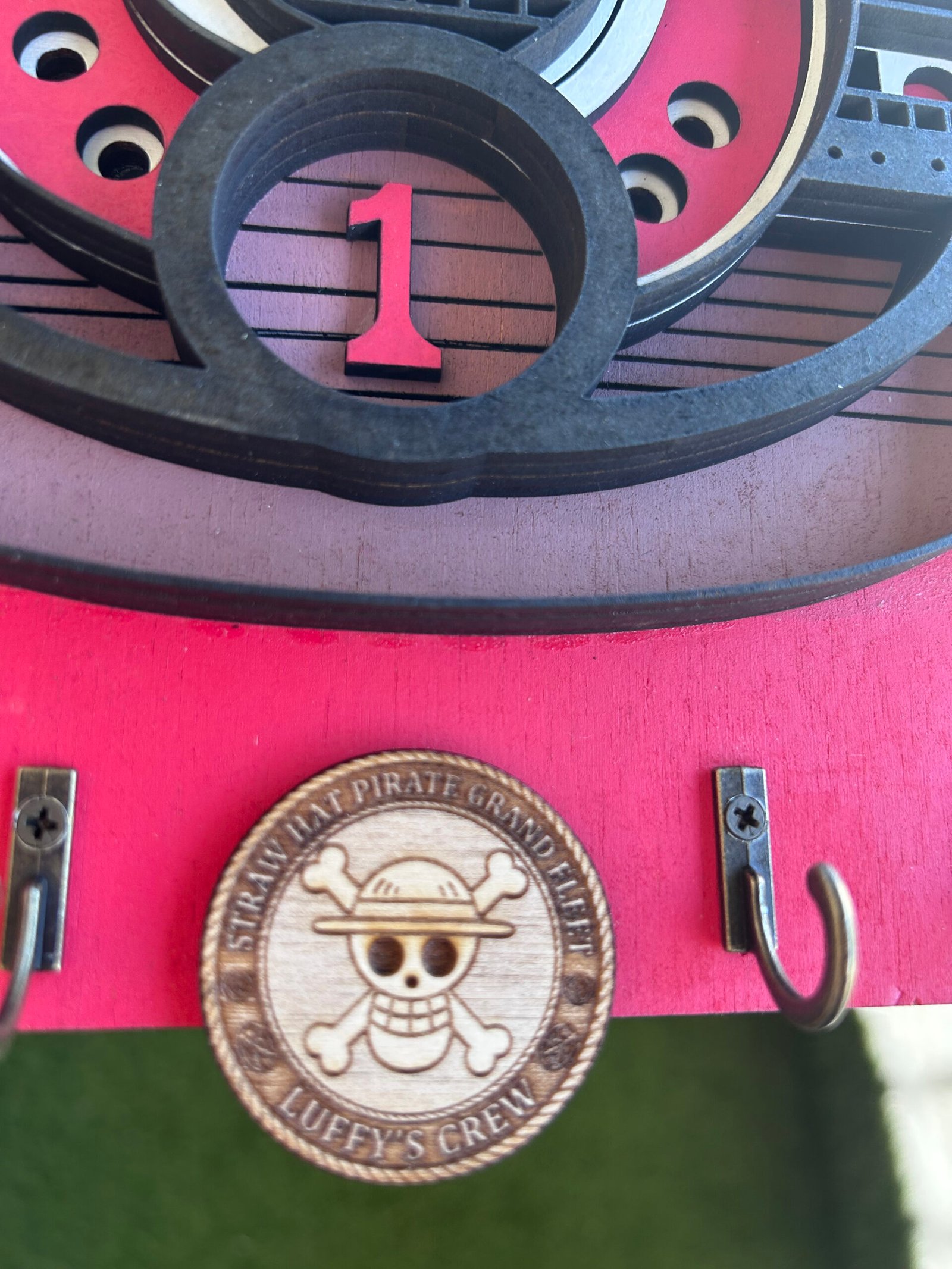 Placa de madera grabada con láser con el texto "STRAW HAT PIRATE GRAND FLEET LUFFY'S CREW" y el Jolly Roger, parte inferior del colgador de llaves de One Piece