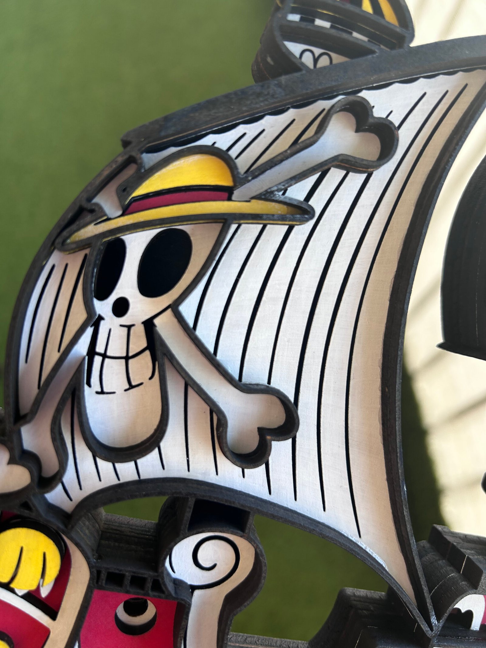 Detalle del Jolly Rogers de la vela principal del Thousand Sunny de One Piece en capas