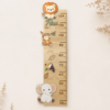 Medidor infantil de madera personalizado – Selva | 2 diseños y 6 placas de " Primeras veces" de regalo