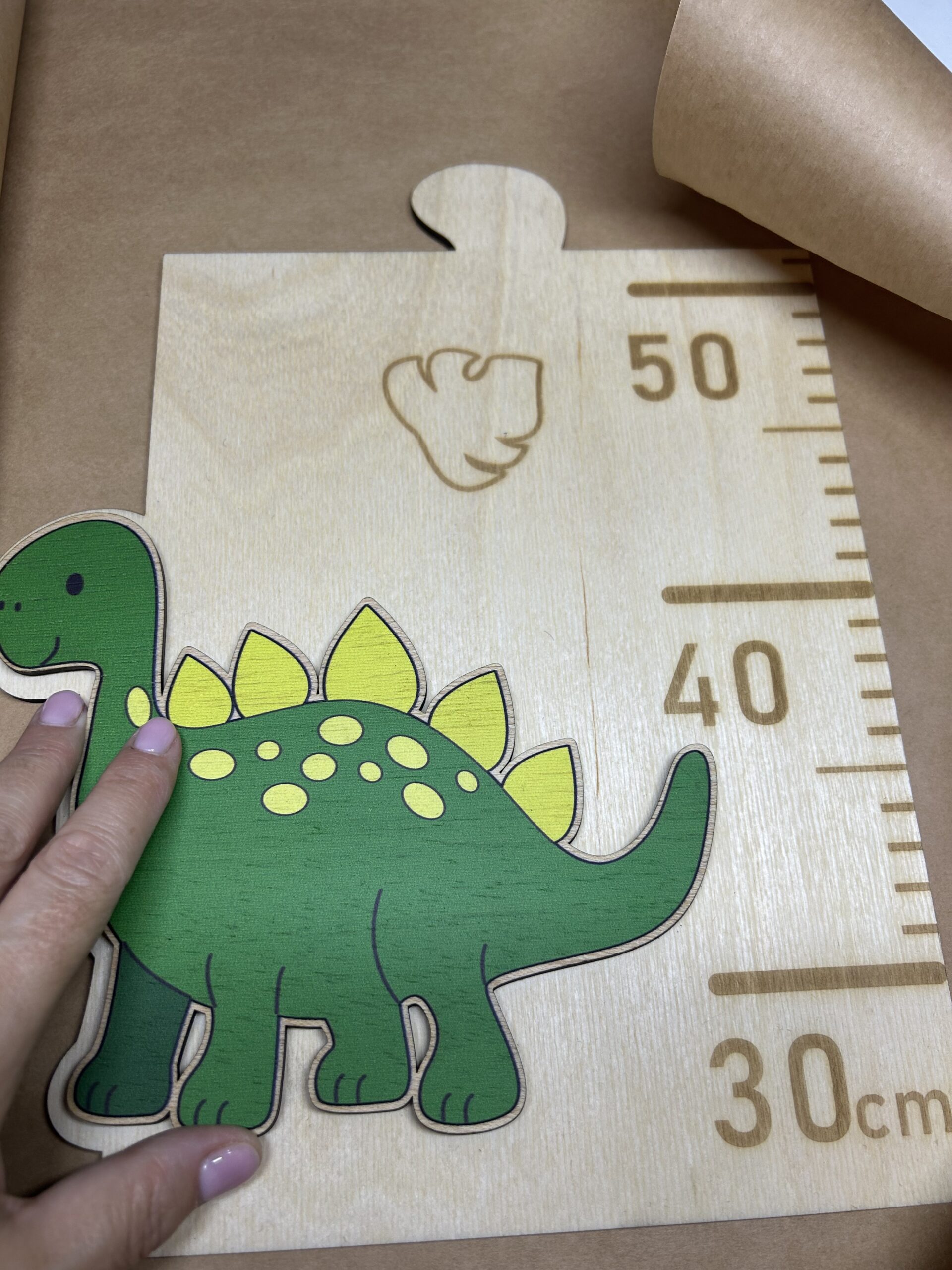 Medidor de Altura Infantil de Madera Dinosaurios – Personalizado con Nombre. Regalo de 6 placas " Primeras veces" - Imagen 4