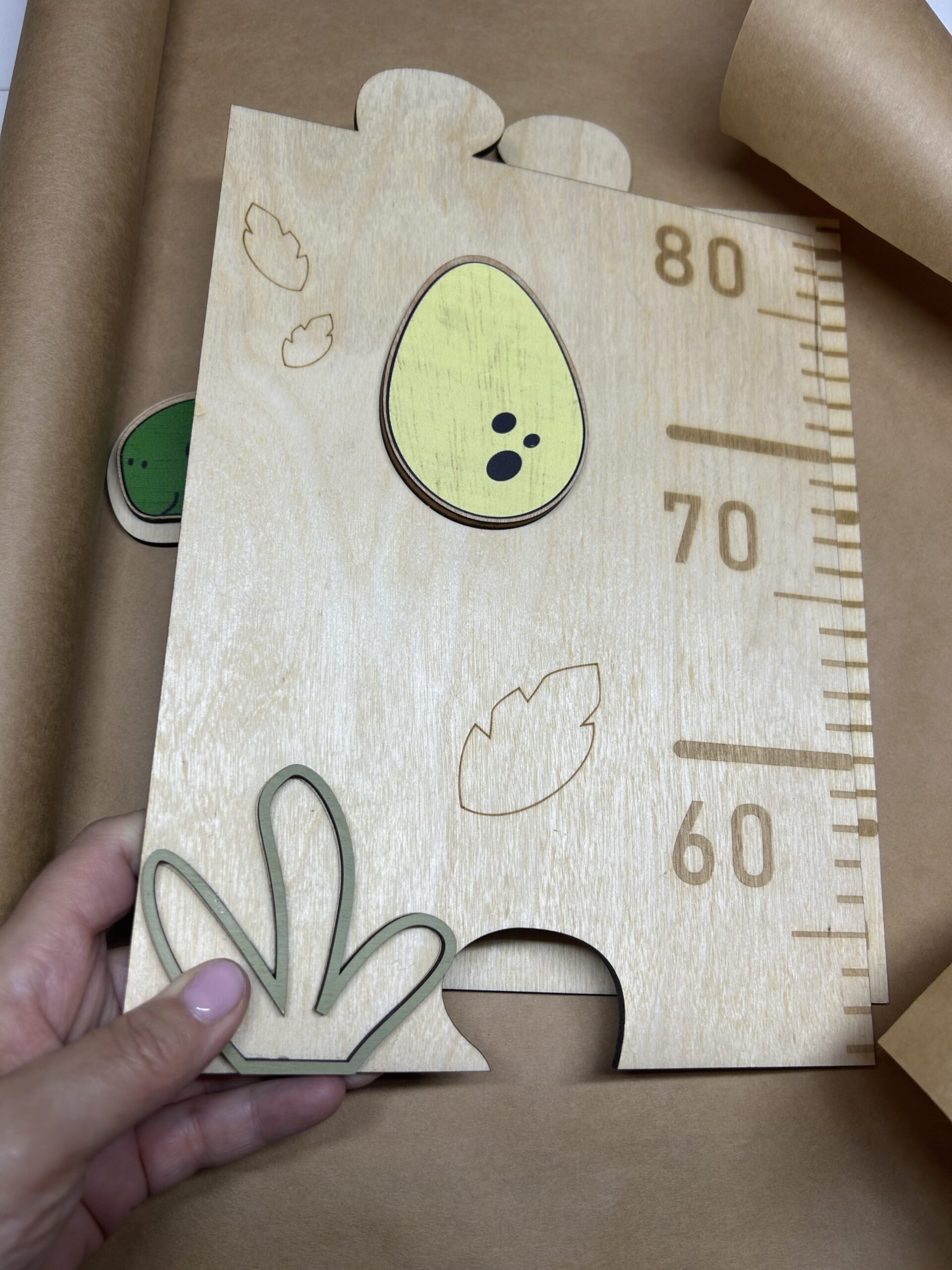 Medidor de Altura Infantil de Madera Dinosaurios – Personalizado con Nombre. Regalo de 6 placas " Primeras veces" - Imagen 5