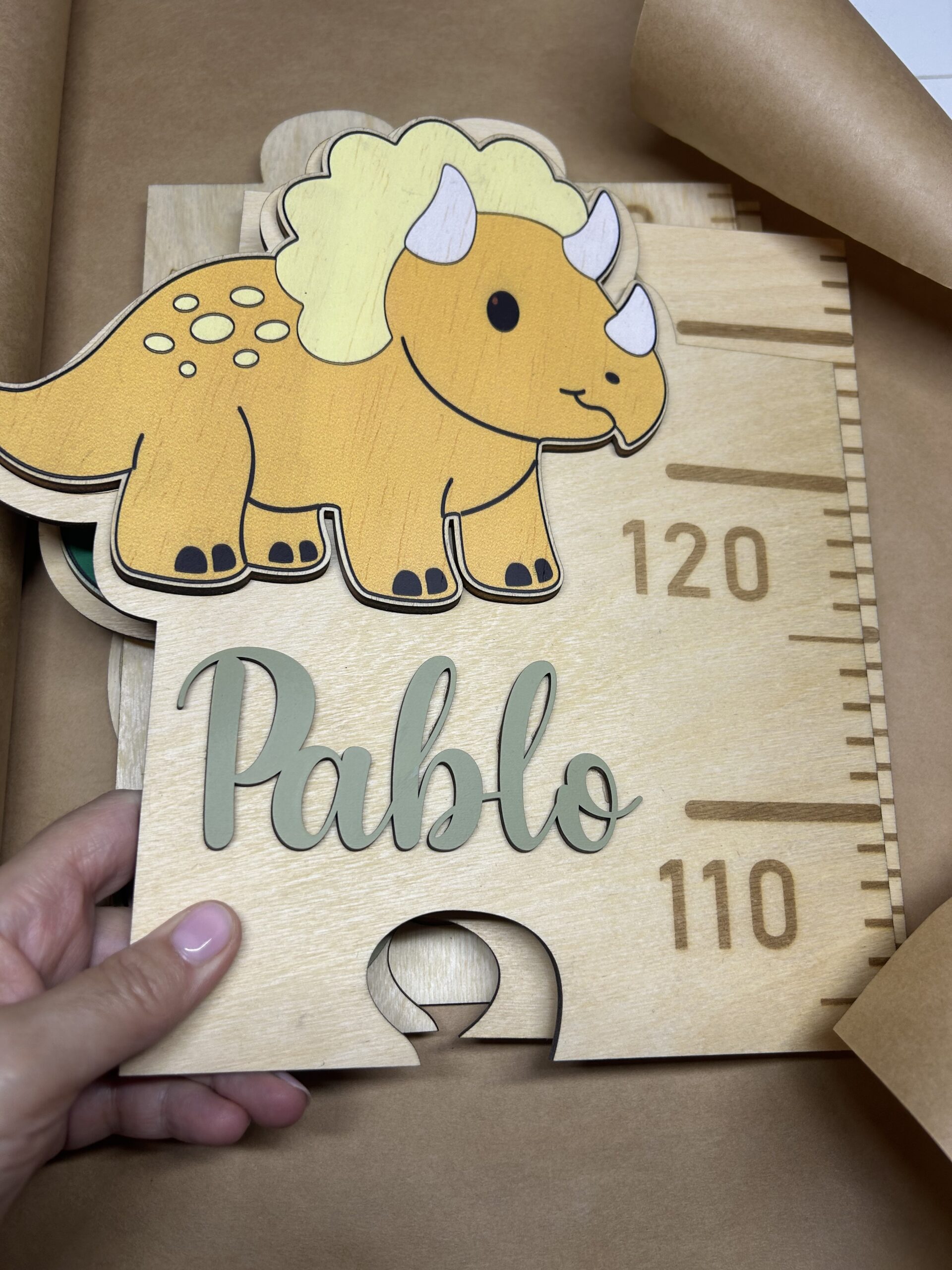 Medidor de Altura Infantil de Madera Dinosaurios – Personalizado con Nombre. Regalo de 6 placas " Primeras veces" - Imagen 2