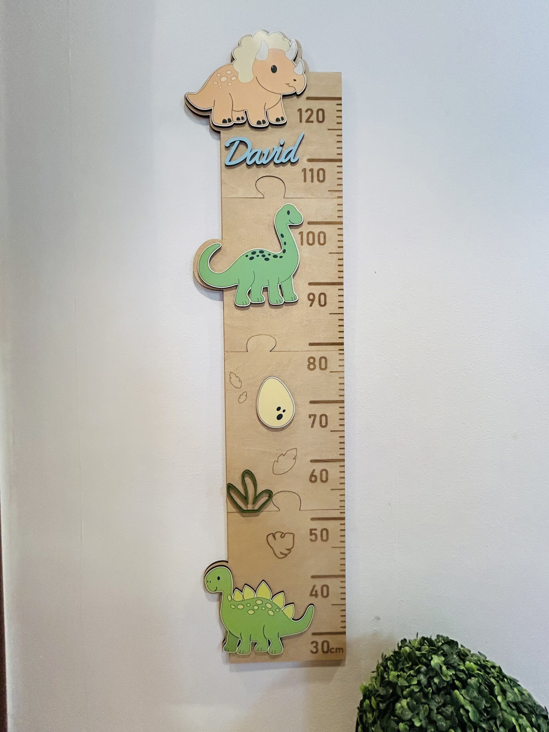 Medidor de Altura Infantil de Madera Dinosaurios – Personalizado con Nombre. Regalo de 6 placas " Primeras veces" - Imagen 10