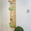 Medidor de Altura Infantil de Madera Dinosaurios – Personalizado con Nombre. Regalo de 6 placas " Primeras veces"