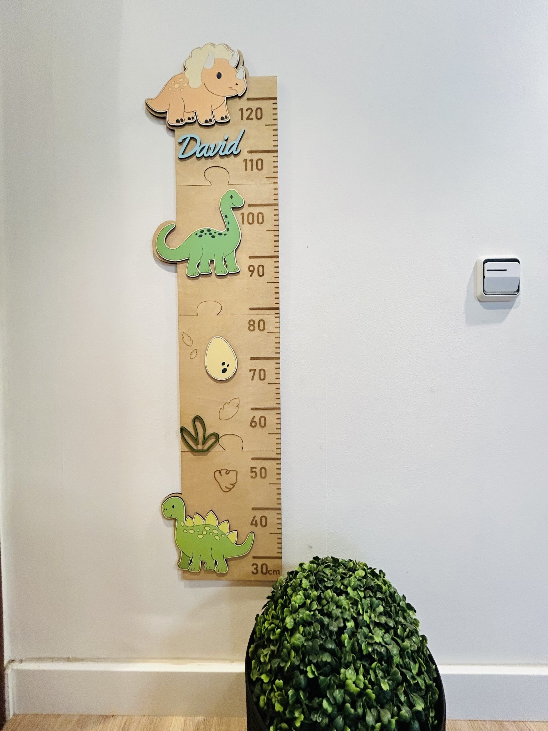 Medidor de Altura Infantil de Madera Dinosaurios – Personalizado con Nombre. Regalo de 6 placas " Primeras veces"