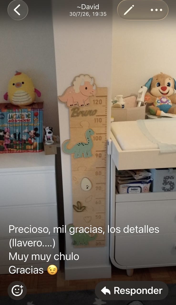 Medidor de Altura Infantil de Madera Dinosaurios – Personalizado con Nombre. Regalo de 6 placas " Primeras veces" - Imagen 6